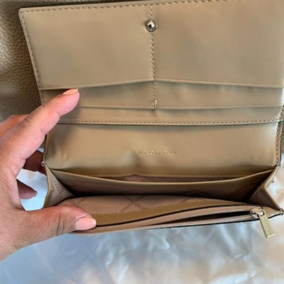 Michael Michael Kors Izzy Large Slim Wallet (Tan) - Picture 4 of 5